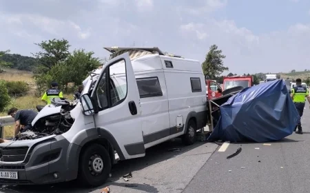 Karavan otoyolda kamyona çarptı: 1 ölü, 1 yaralı