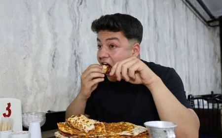 Bir oturuşta 15 lahmacun yiyor: 110 kilo rakipleriyle mücadele ediyor