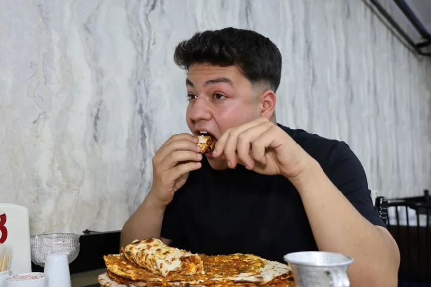 Bir oturuşta 15 lahmacun yiyor: 110 kilo rakipleriyle mücadele ediyor