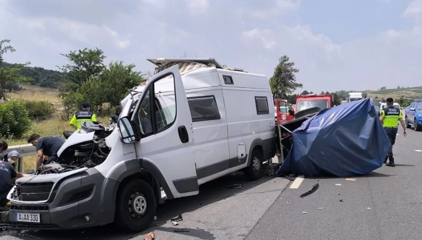 Karavan otoyolda kamyona çarptı: 1 ölü, 1 yaralı